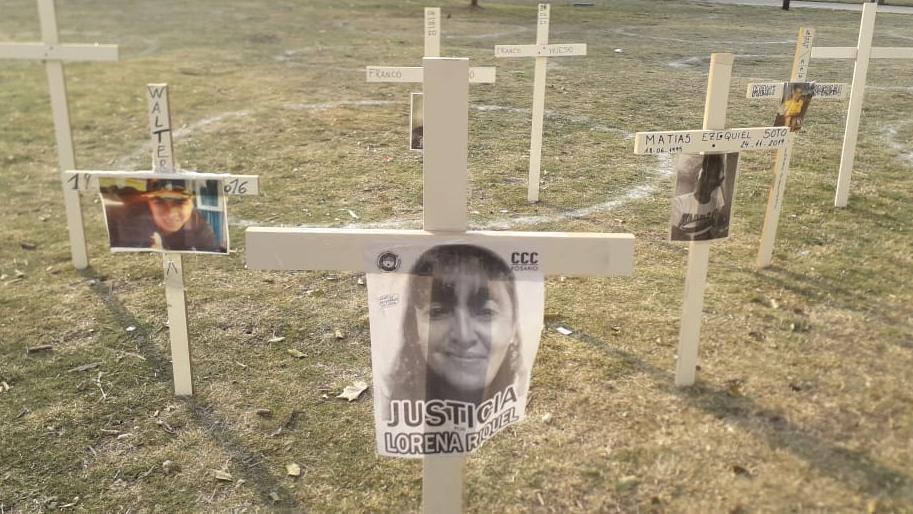 Cruces de dolor en el parque que circunda el Centro de Justicia Penal.