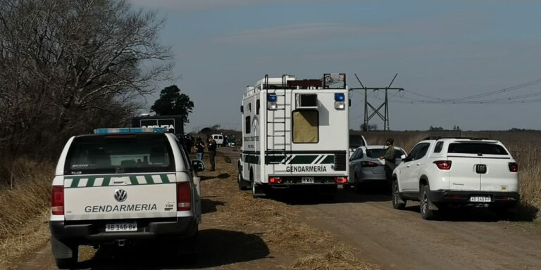 La fuga terminó en un camino rural, trágicamente para dos hombres.