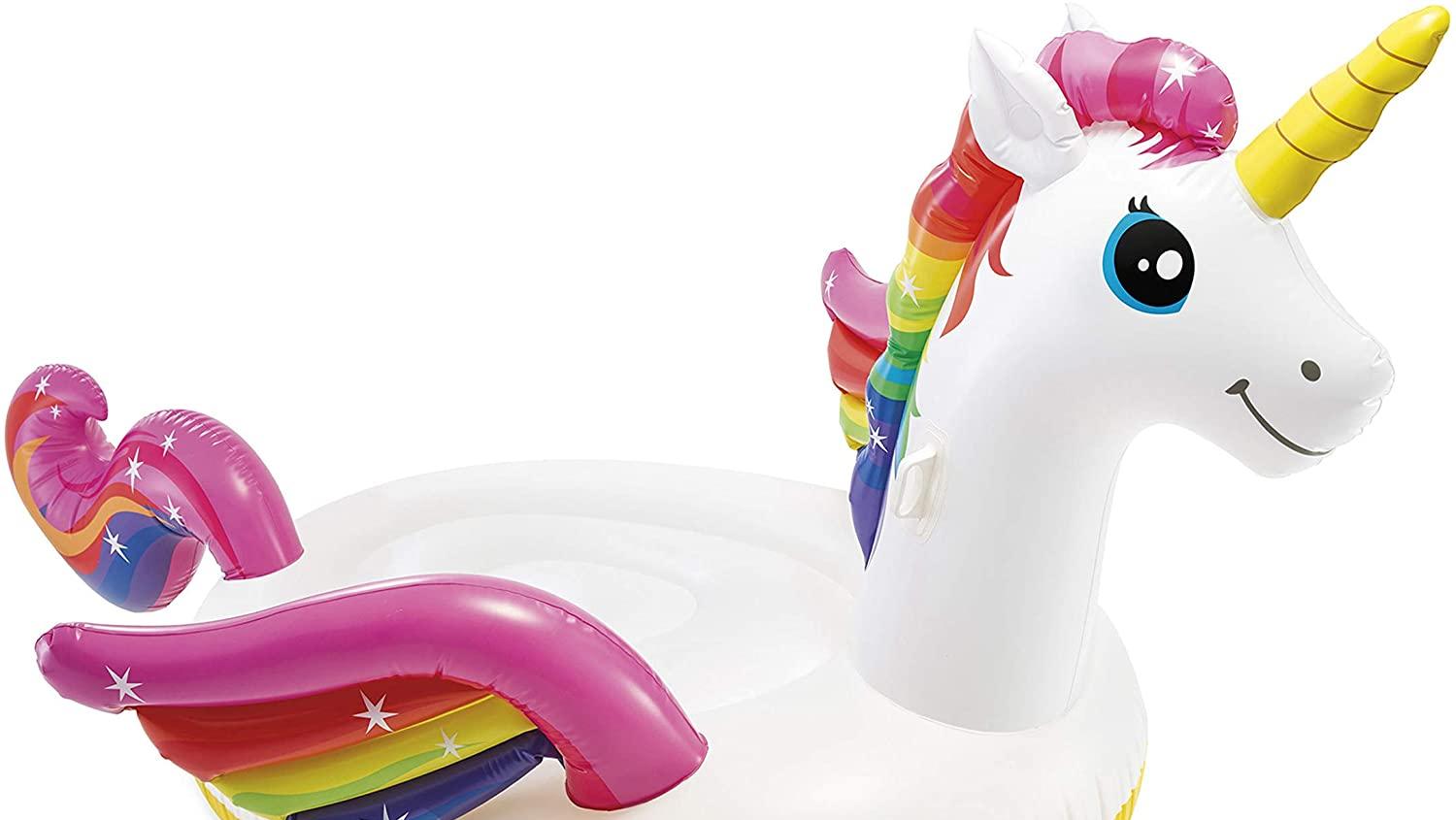 Rescatan a una nena en el medio del mar arriba de un unicornio inflable