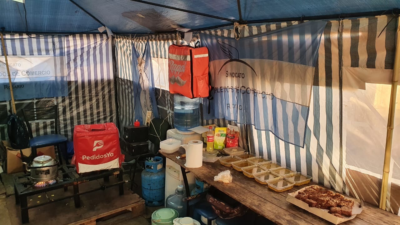La carpa de Empleados de Comercio que funciona como oficina desde hace meses.