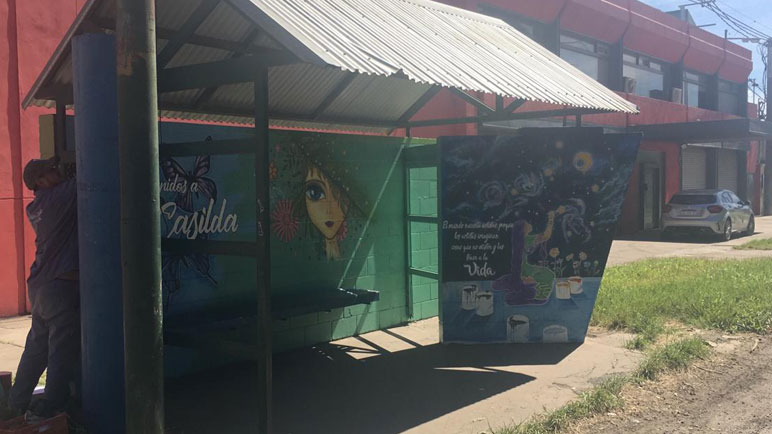 Nahuel en pleno proceso creativo. Sus pinturas se seguirán expandiendo.