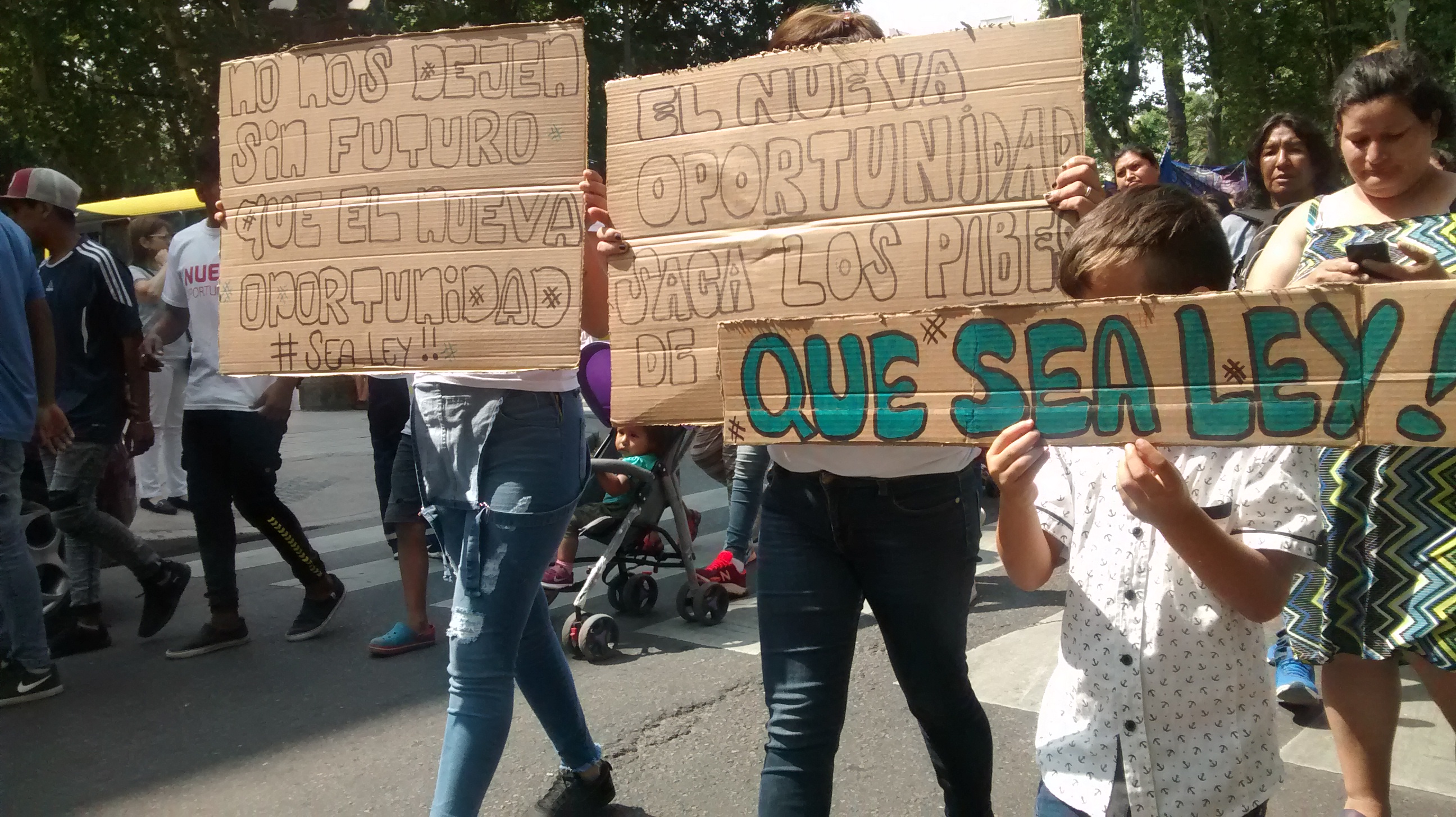 Los cientos de jóvenes y sus capacitadores marcharon desde plaza San Martín.