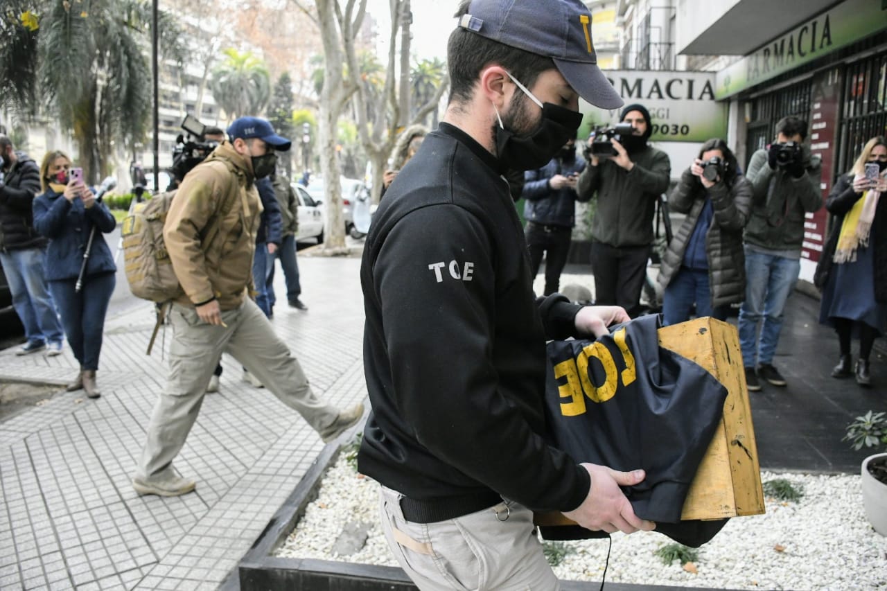 Las TOE allanan el domicilio del fiscal, en bulevar Oroño 1217.