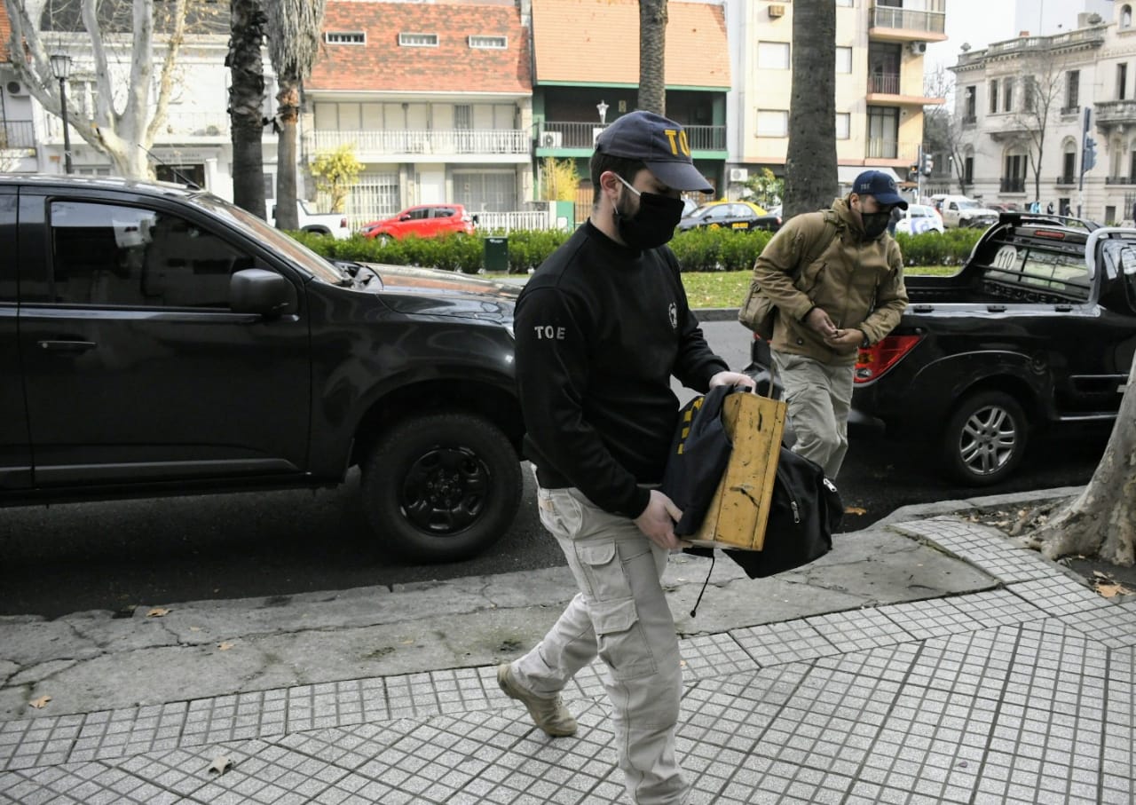Las TOE allanan el domicilio del fiscal, en bulevar Oroño 1217.