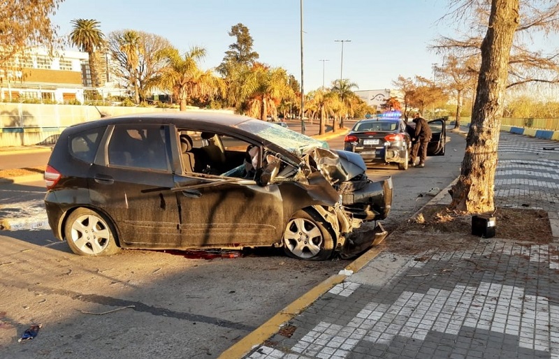 Murió un automovilista al estrellarse en el paseo ribereño