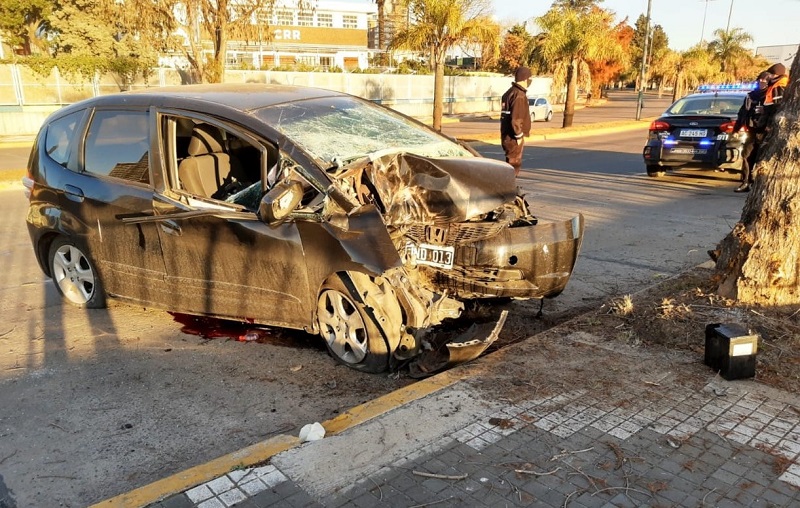 Murió un automovilista al estrellarse en el paseo ribereño