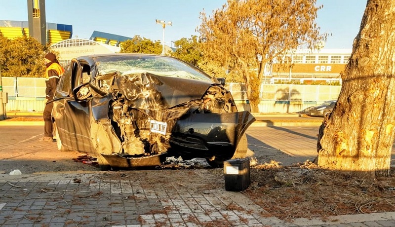 Murió un automovilista al estrellarse en el paseo ribereño