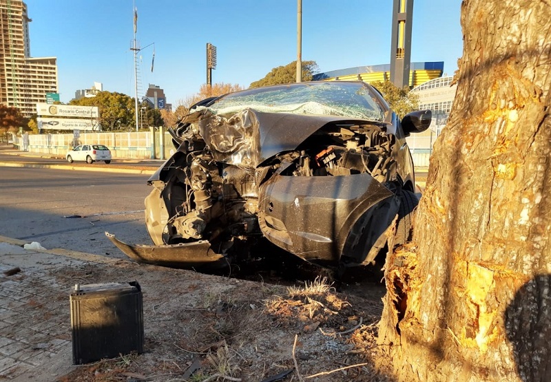 Murió un automovilista al estrellarse en el paseo ribereño
