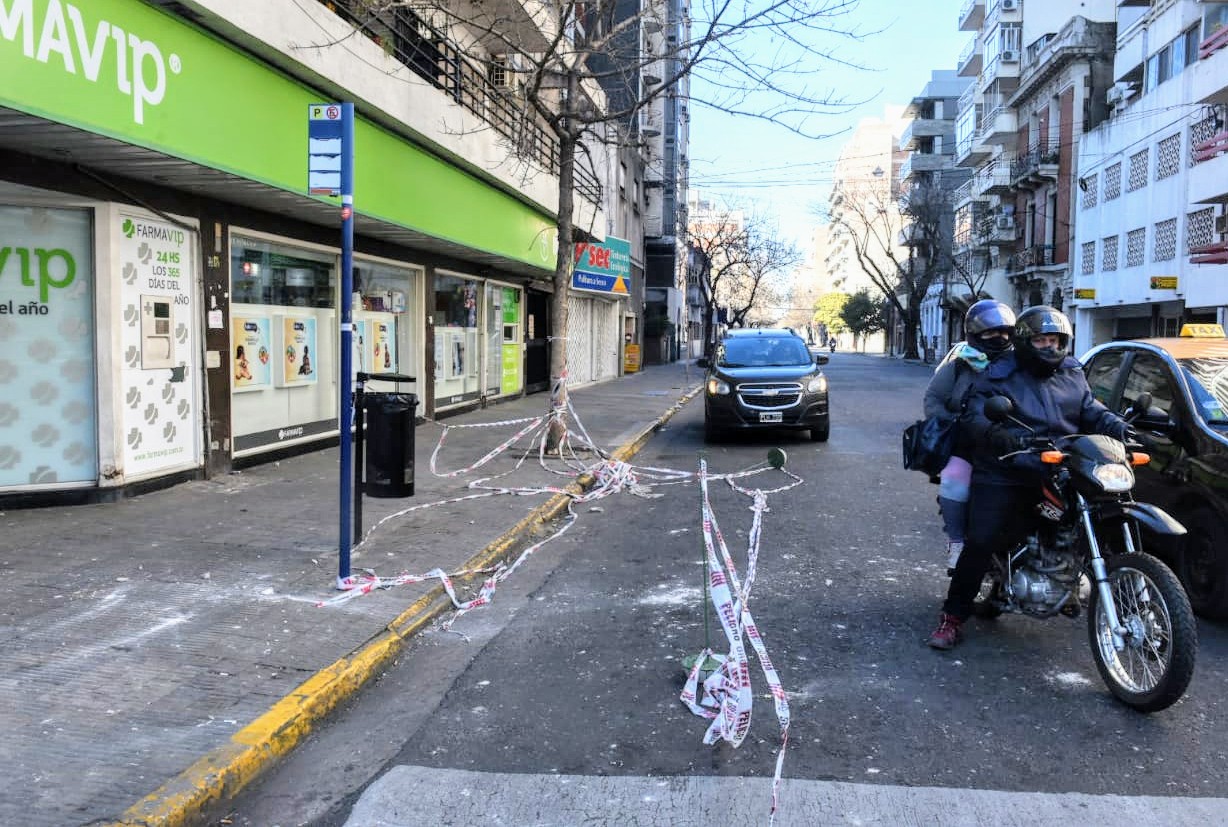 Dos mujeres heridas al ser golpeadas por material (Rplus)