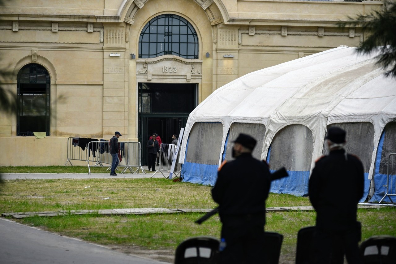 Dos aislados en la ex Rural escaparon tras conocerse un positivo de Covid-19