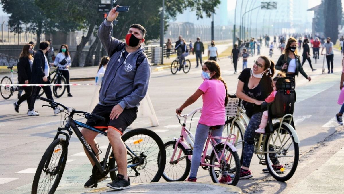 El regreso masivo al espacio público, un rasgo discutido a nivel epidemiológico.