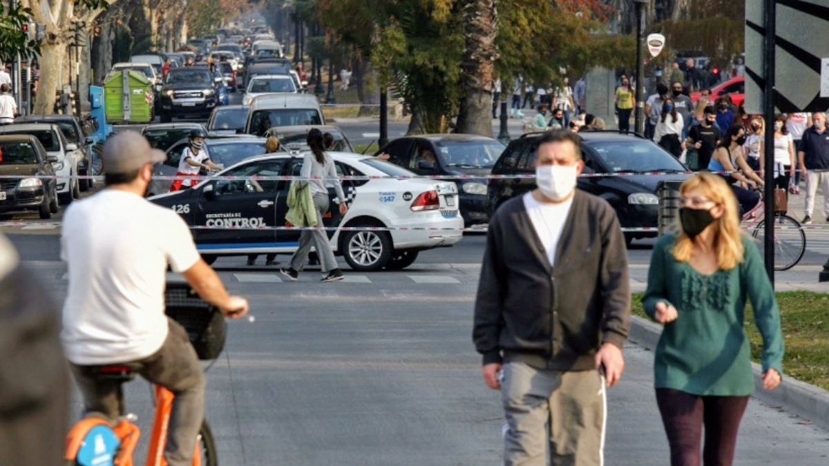 El regreso masivo al espacio público, un rasgo discutido a nivel epidemiológico.