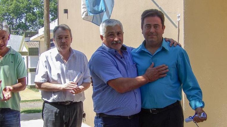 De dercha a izquierda, Walter Petinari junto a Oscar De Nenne, ambos funcionarios de Carreras.