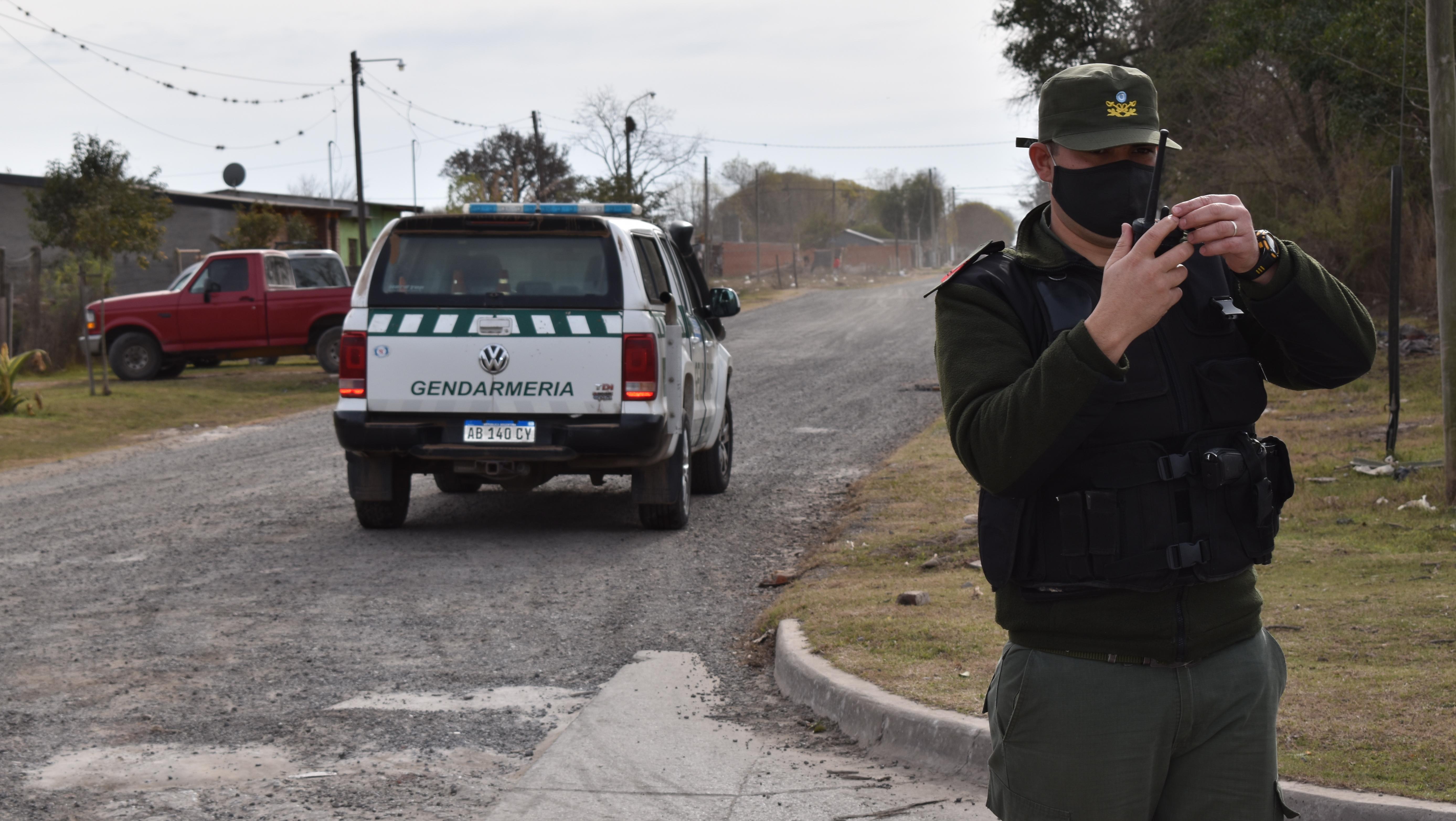 Gendarmería verifica vehículos y conductores en distintos barrios de Casilda.