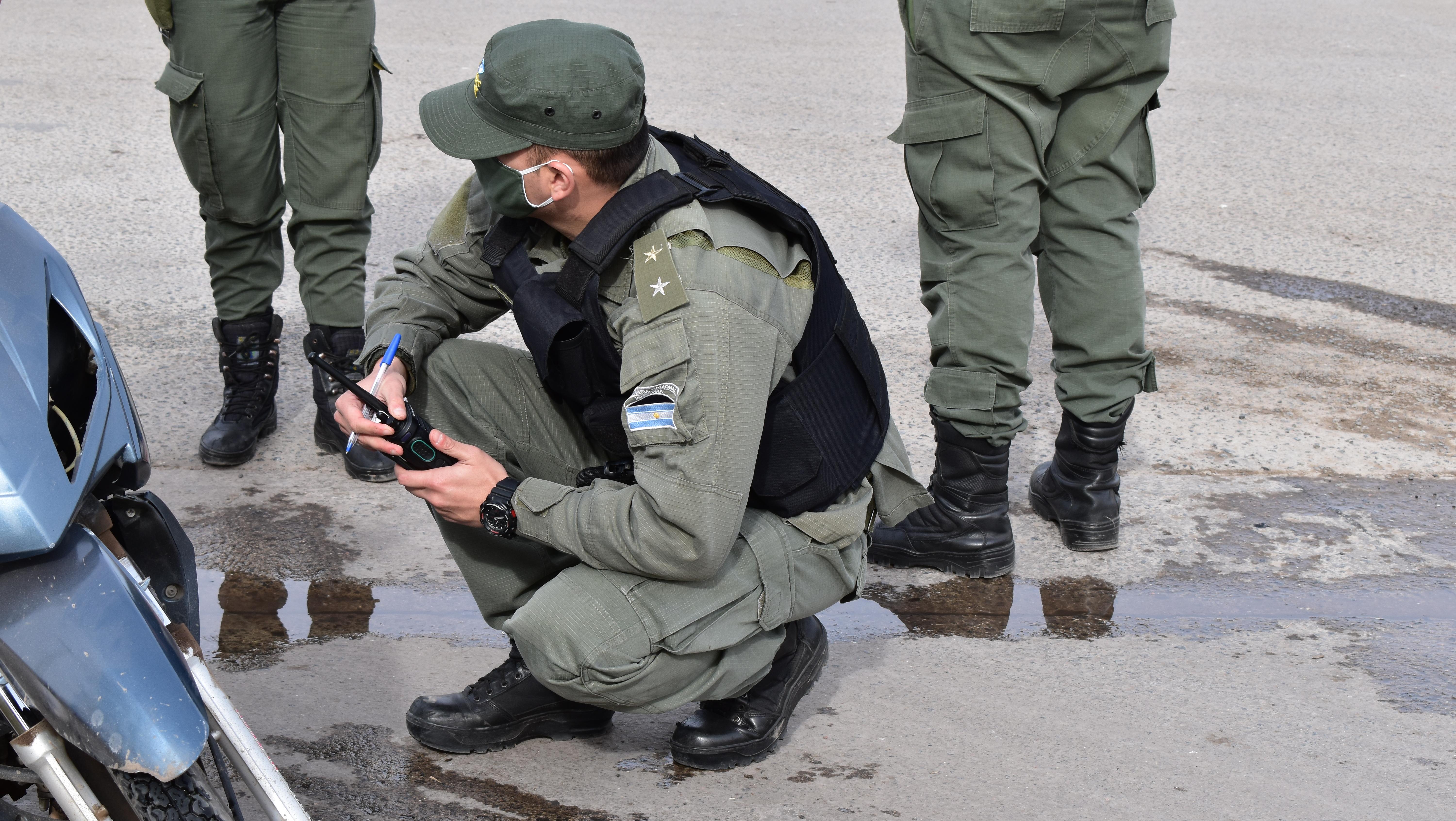 Gendarmería verifica vehículos y conductores en distintos barrios de Casilda.