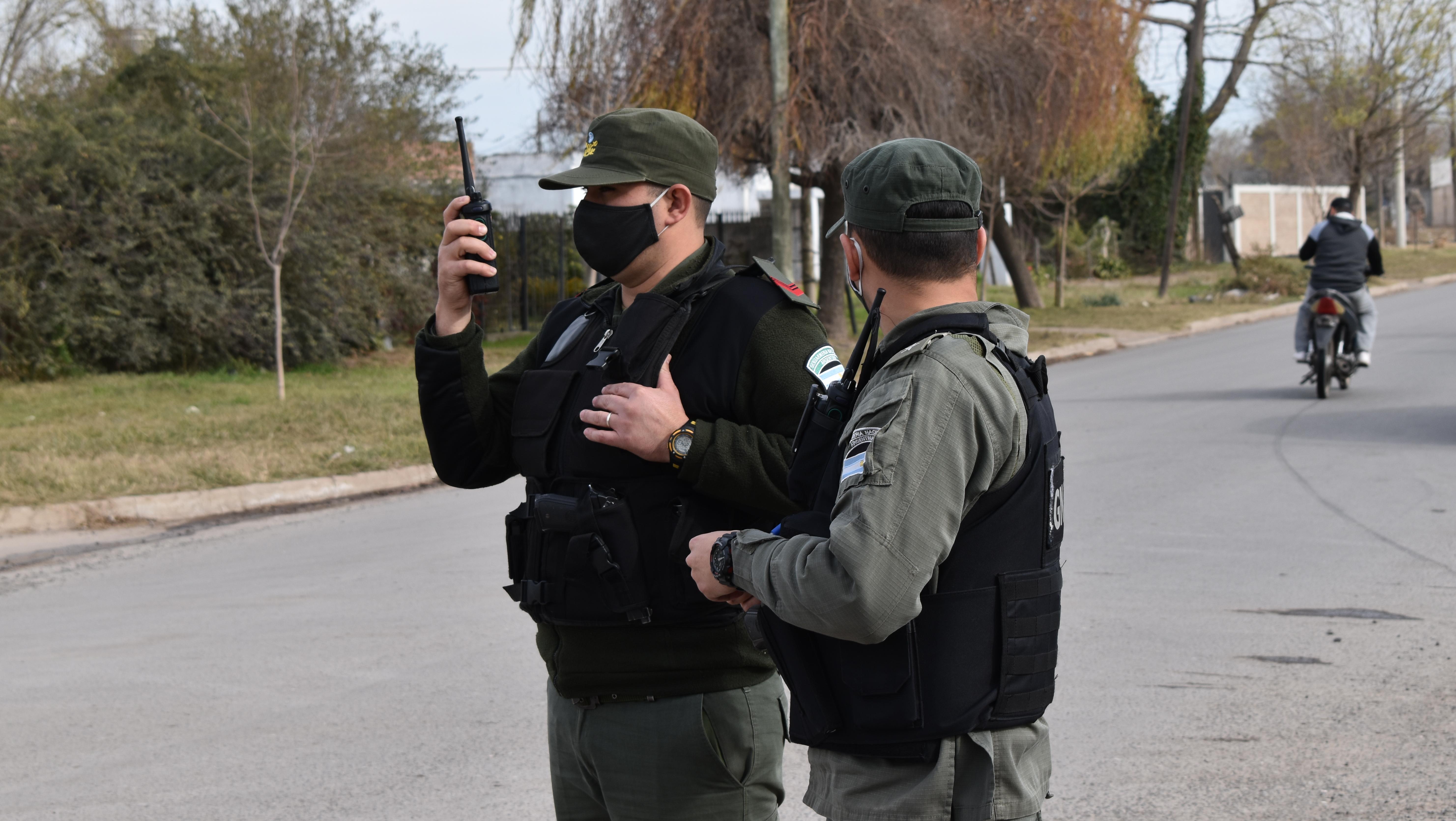 Gendarmería verifica vehículos y conductores en distintos barrios de Casilda.