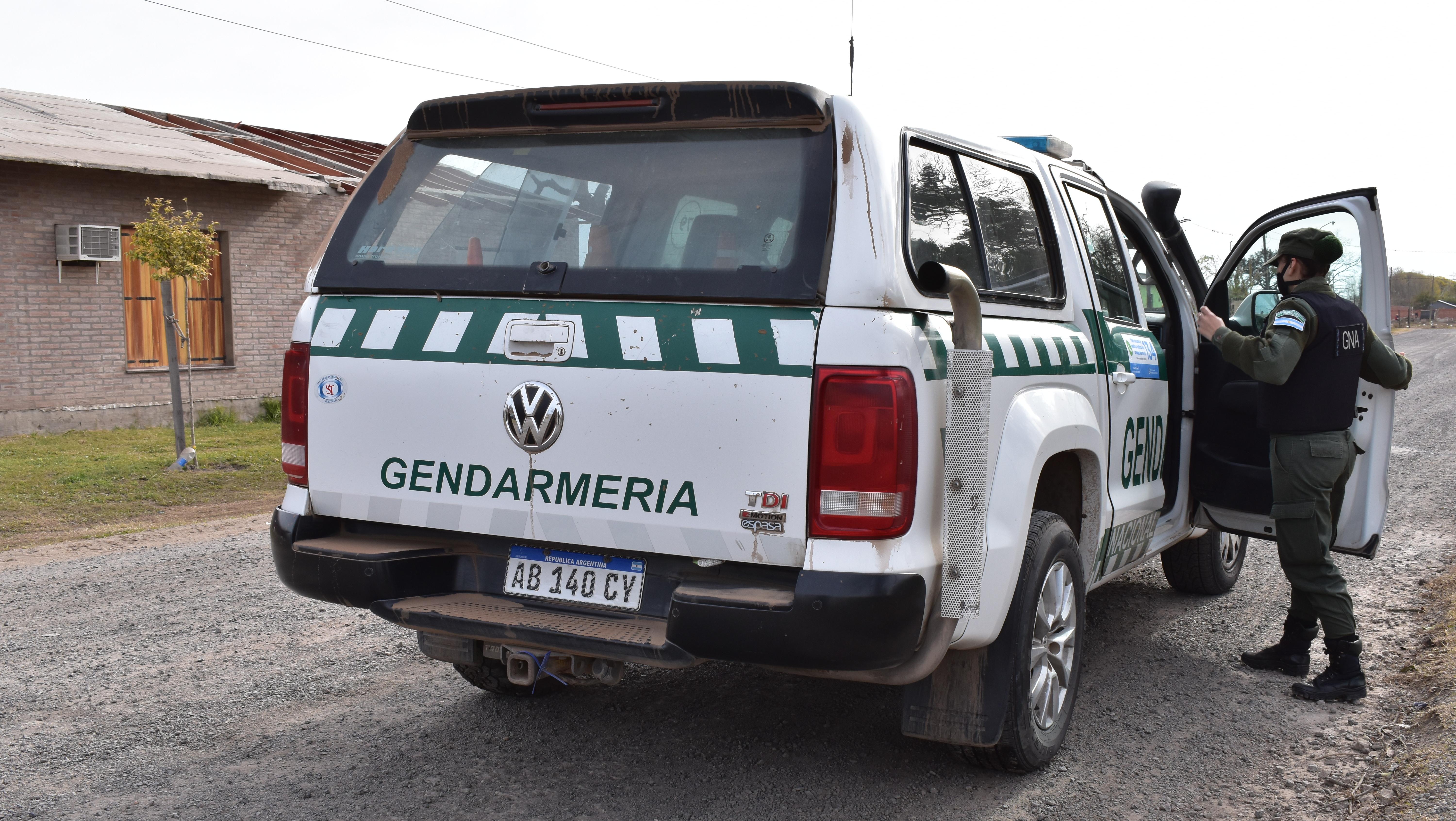 Gendarmería verifica vehículos y conductores en distintos barrios de Casilda.