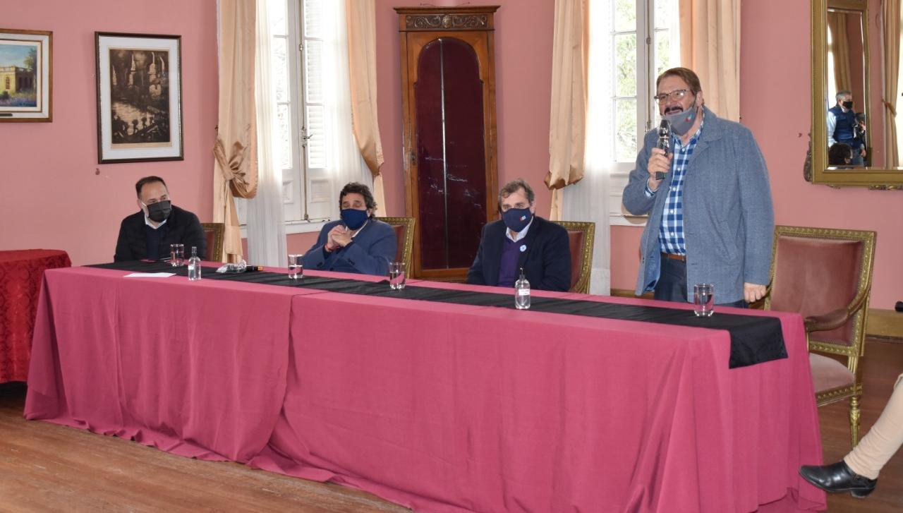 Rosconi le habla a los presidentes comunales del depto. Caseros.