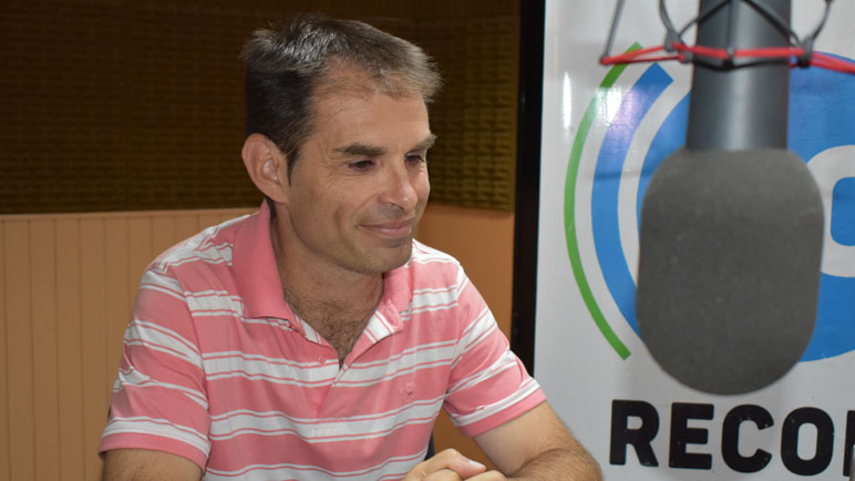 Mauricio Plancich en los estudios de Radio Casilda.