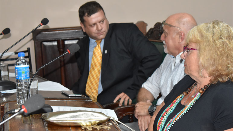Zarantonallo tomando posesión de su banca.