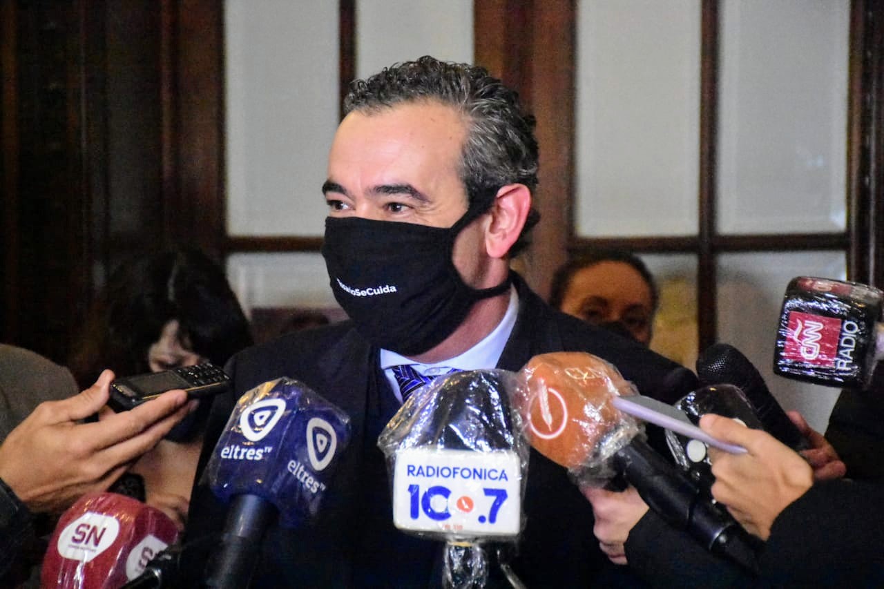 El intendente en conferencia de prensa.