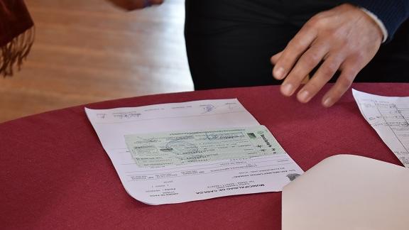 La firma de los representantes de cada entidad educativa.