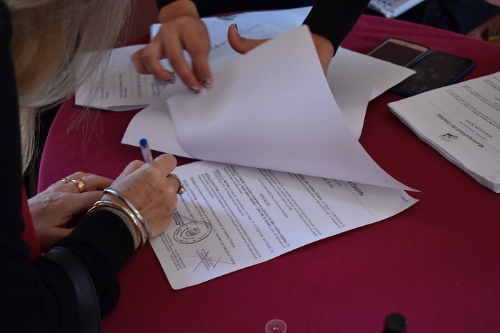 La firma de los representantes de cada entidad educativa.