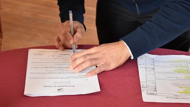 La firma de los representantes de cada entidad educativa.