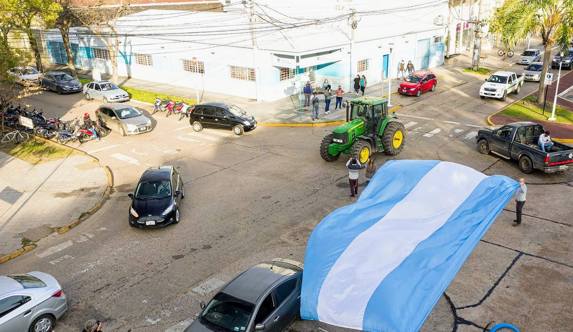 Desde temprano este miércoles los vehículos avanzaron con banderas. 