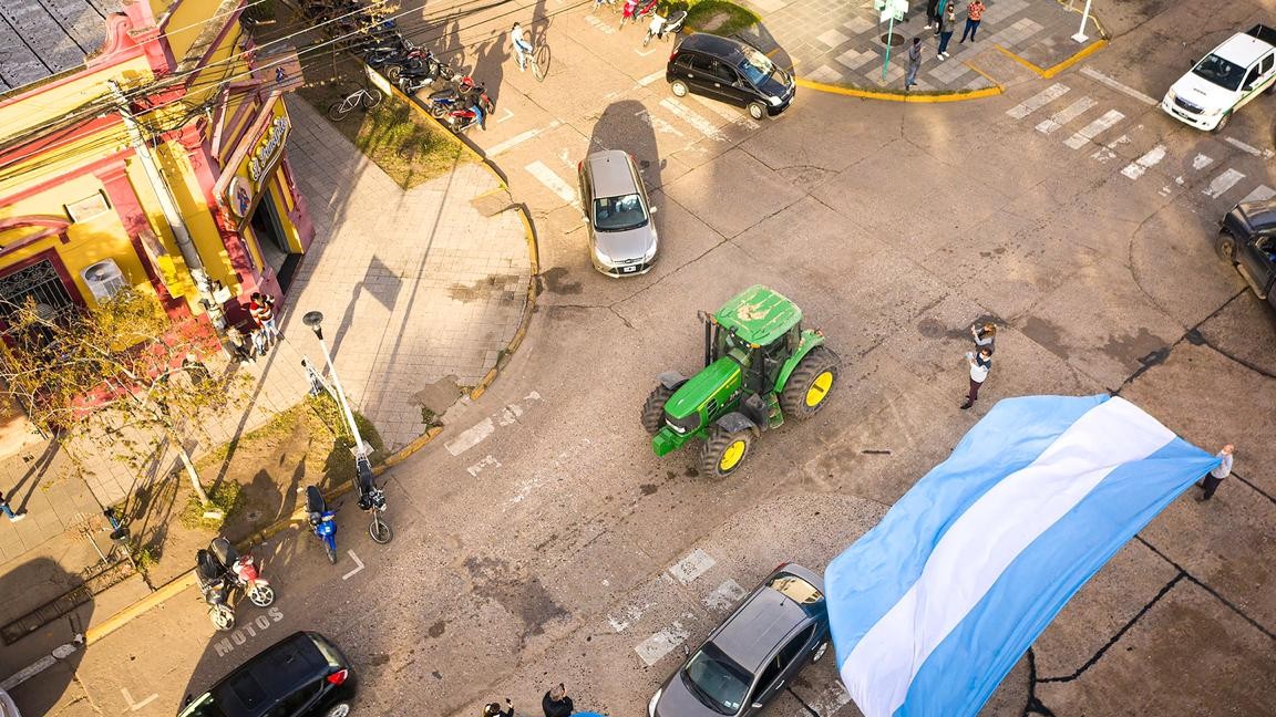 Desde temprano este miércoles los vehículos avanzaron con banderas.