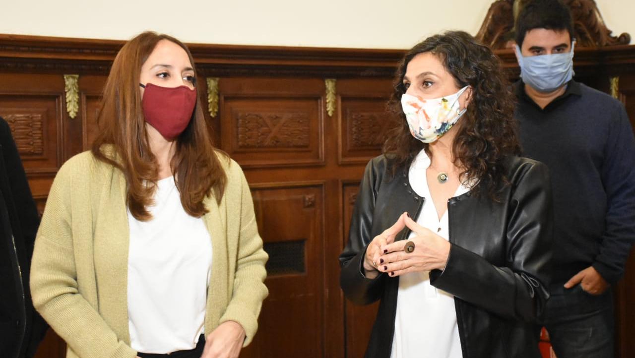 Julia Bonifacio, titular de la Oficina Municipal de Defensa al Consumidor, junto a Norma López.
