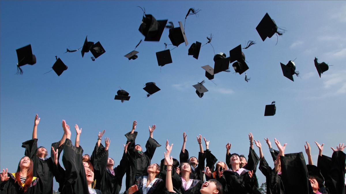 Graduación con distancia social: buscaron sus diplomas en motos de agua