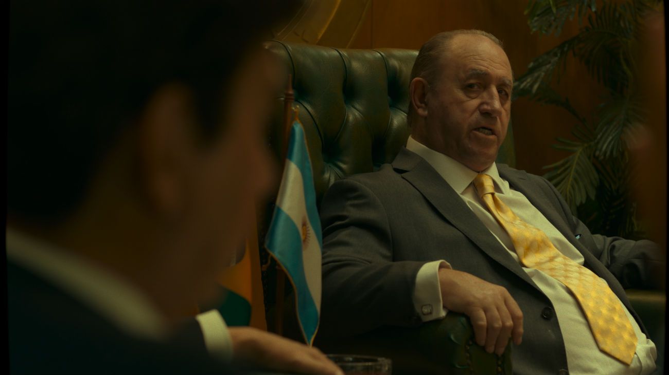 Luis Margani encarna a Grondona en la tira.