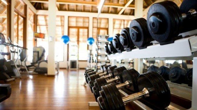 Los gimnasios están dentro de las actividades contempladas.