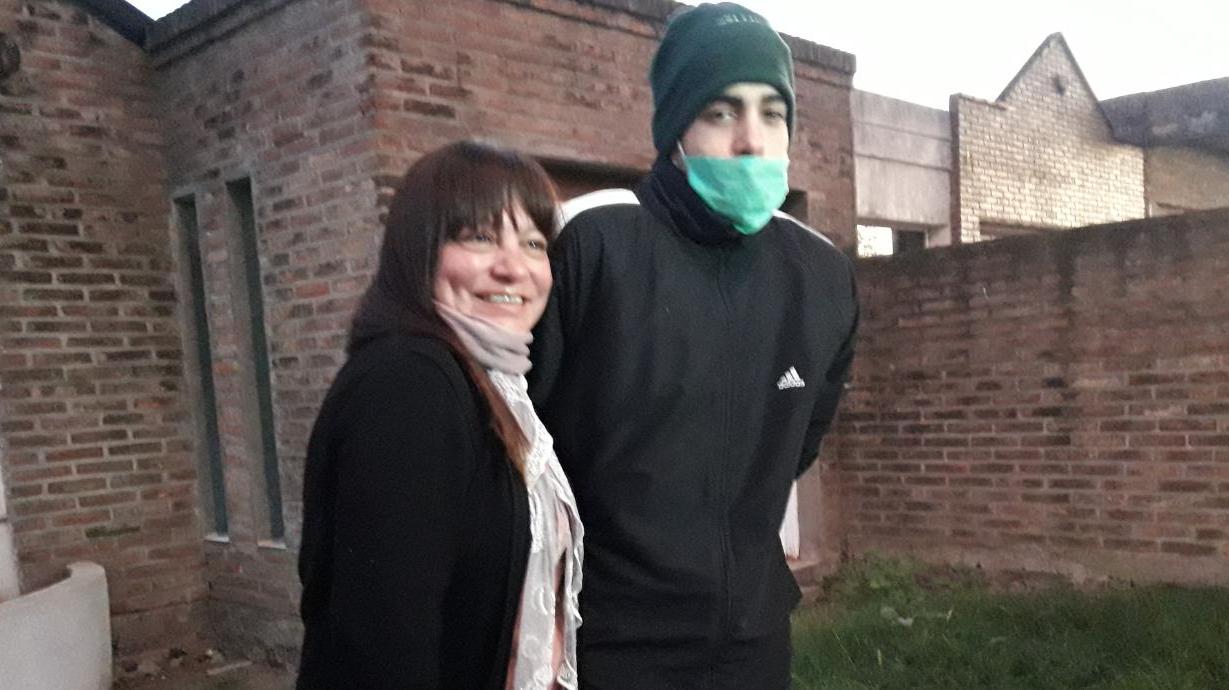 Gladys junto a su hijo Juan Cruz.