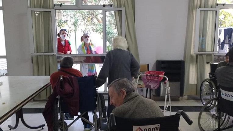 Los abuelos esperan por el traslado.