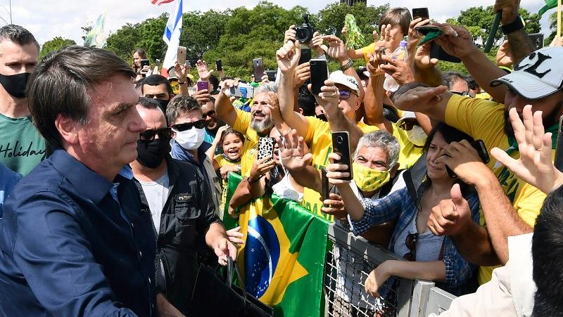 Bolsonaro otra vez, acto y paseo sin barbijo ni distanciamiento.