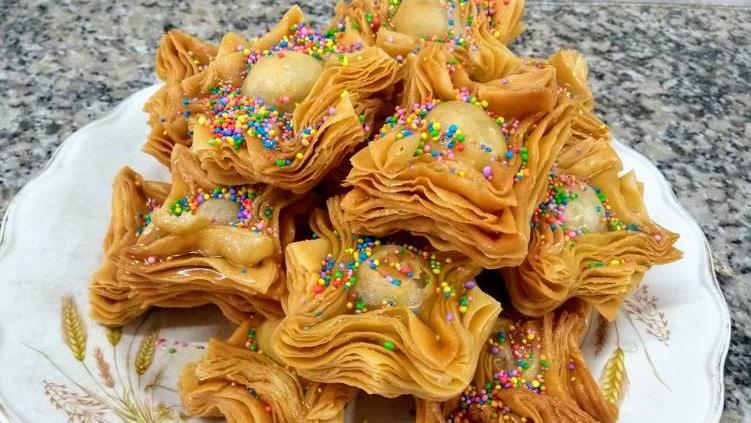 25 de Mayo de pastelitos calientes y mate dulce.