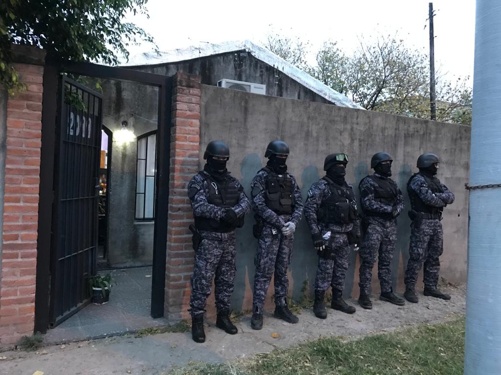 Doble transgresión: detenidos por hacer un cortejo fúnebre a los tiros