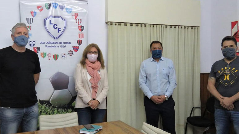 La secretaria de Deportes, Cluadia Giaccone, en la Liga Cañadense.