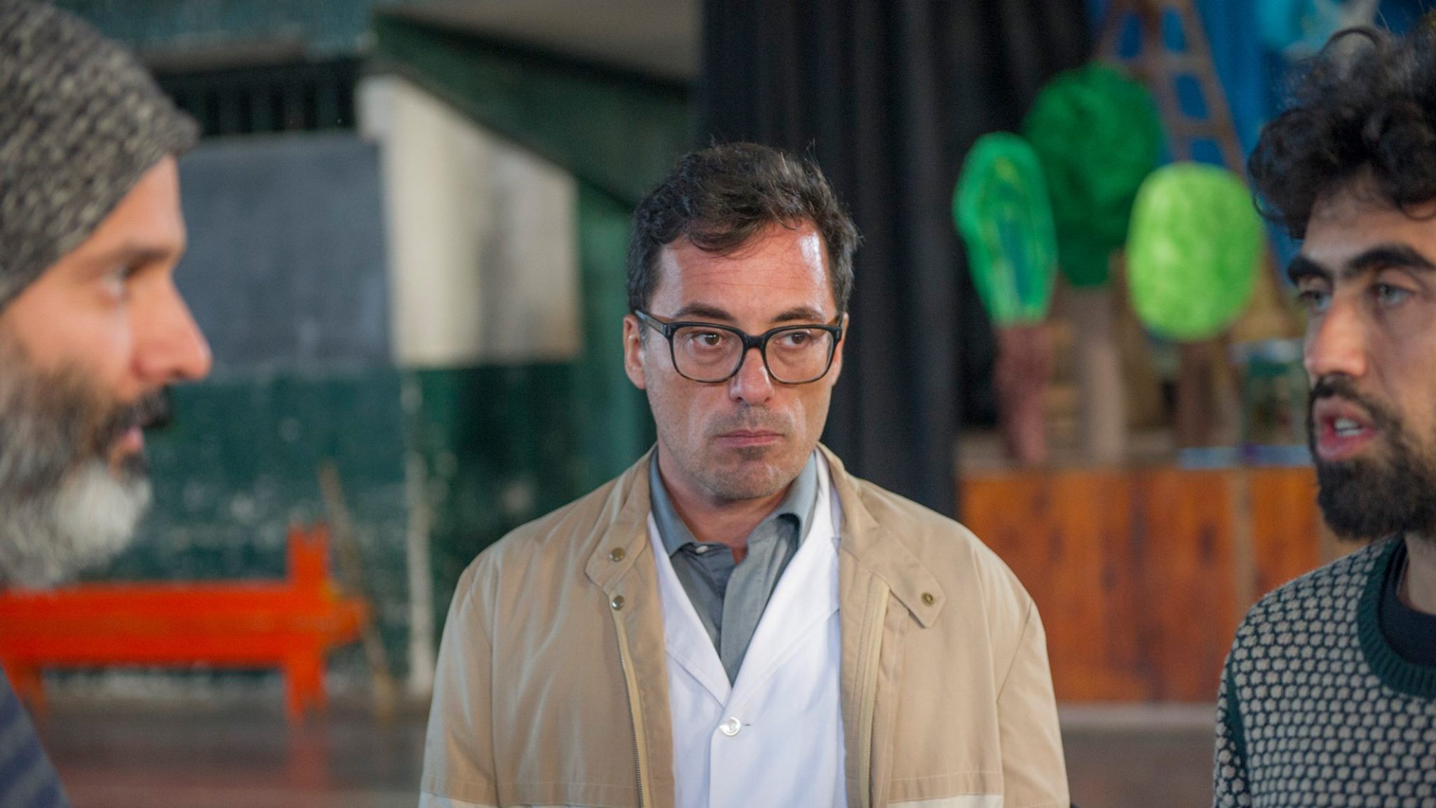 El film expone la discriminación de la que es capaz una comunidad. 