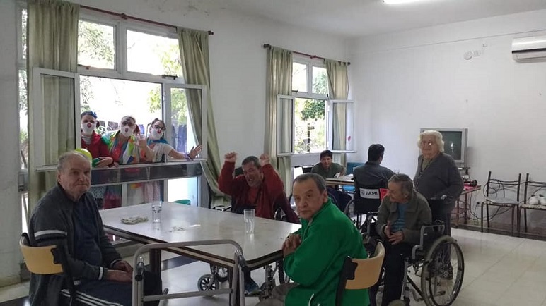Los payasos y los abuelos, juntos.