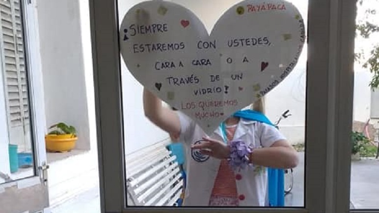 Los payasos y los abuelos, juntos.