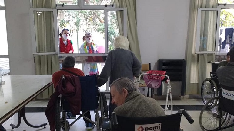 Los payasos y los abuelos, juntos.