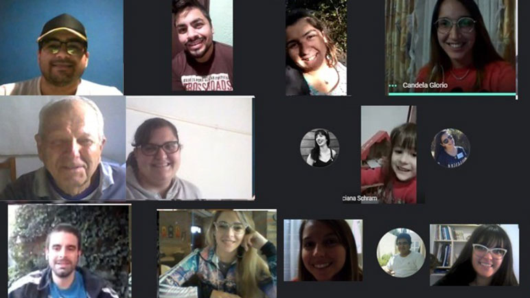 Los chicos de Rotaract no dejan de comunicarse.