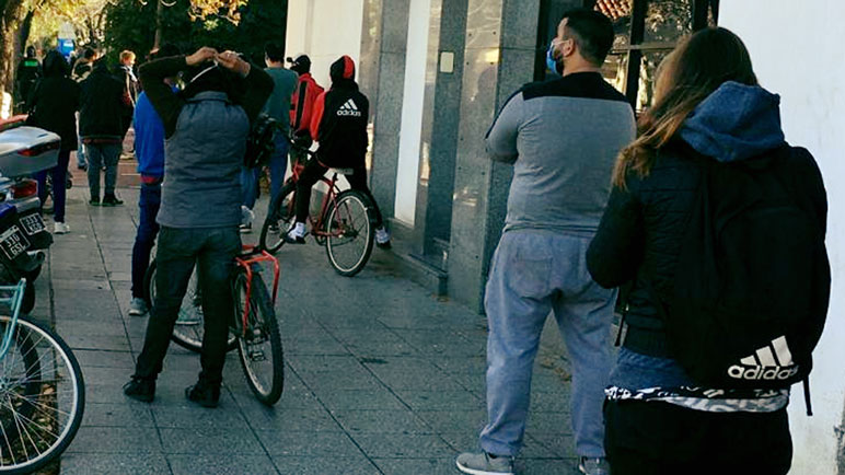 El lunes hubo larga cola en la cuadra.