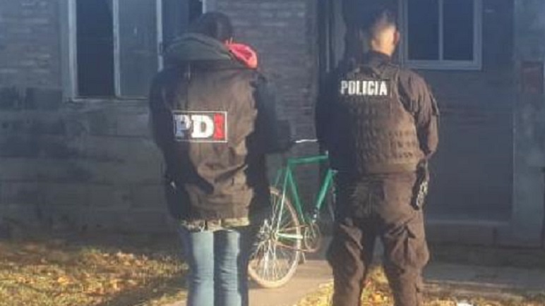 Un mayor y un menor aprehendidos en allanamiento en barrio Barracas