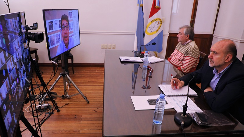 Perotti en diálogo con intendentes y empresarios.