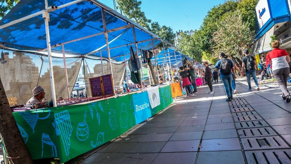 Los feriantes solo reciben un bolsón con alimentos.