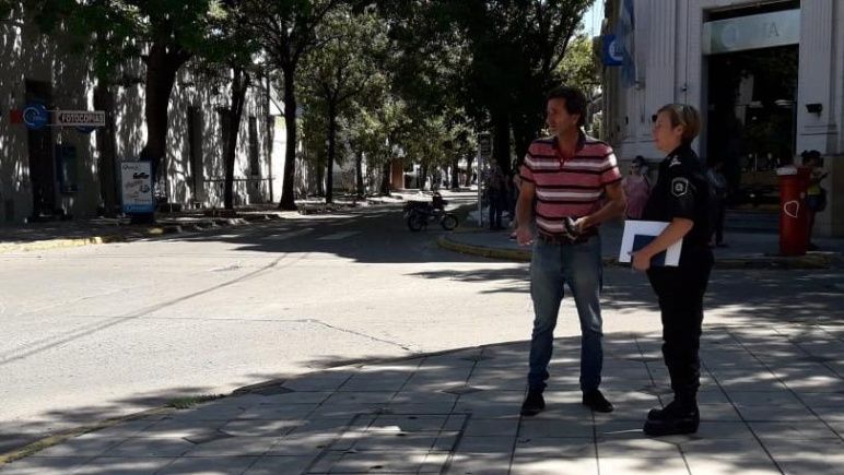 Golosetti y la jefa de policía Emilce Chimentti, los encargados del control local.